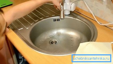 Фіксуємо проточний нагрівач на мийці Фіксуємо проточний нагрівач на мийці