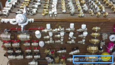 Фітинги й перехідники на вітрині магазину. Фітинги й перехідники на вітрині магазину.
