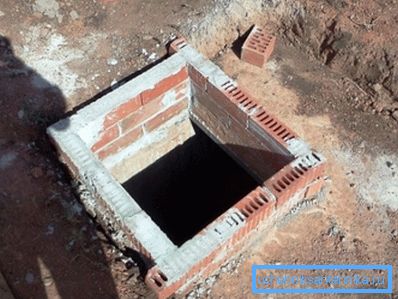 Фото невеликий ями, обкладеного цеглою Фото невеликий ями, обкладеного цеглою