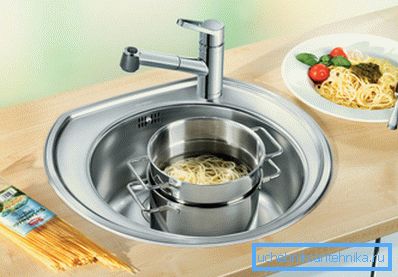 Функціональна і практична мийка з нержавіючої сталі. Функціональна і практична мийка з нержавіючої сталі.
