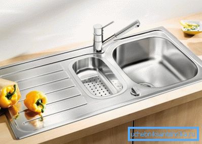 Функціональна накладна мийка з двома чашами і поверхнею для стоку води. Функціональна накладна мийка з двома чашами і поверхнею для стоку води.