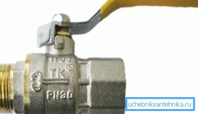 Гайка, що дозволяє підібрати ущільнювач, ховається під рукояткою. Гайка, що дозволяє підібрати ущільнювач, ховається під рукояткою.