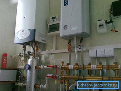 Газовий котел Арістон може бути частиною комбінованої мережі опалення з резервним електричним котлом Газовий котел Арістон може бути частиною комбінованої мережі опалення з резервним електричним котлом