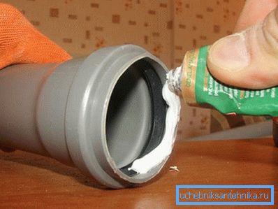 2790 Герметизація труб силіконом