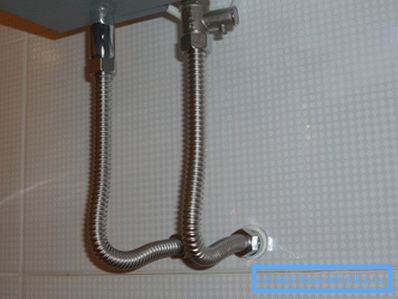 Гнучка підводка води Гнучка підводка води