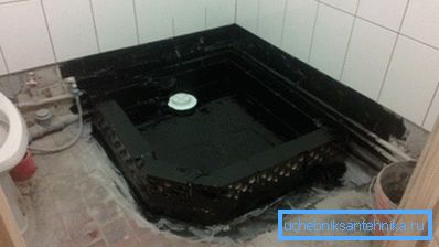 Гідроізоляція для душової кабіни без піддону за допомогою мастики на основі бітуму Гідроізоляція для душової кабіни без піддону за допомогою мастики на основі бітуму