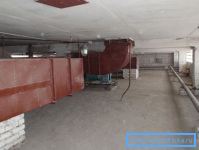 Горизонтальні повітроводи на горищі будинку Горизонтальні повітроводи на горищі будинку