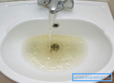 Брудна вода може стати причиною появи плям на раковині Брудна вода може стати причиною появи плям на раковині