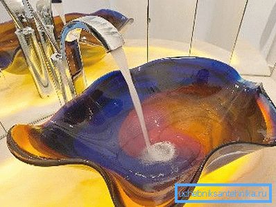 Гра води, скла і падаючого на них світла просто приголомшлива Гра води, скла і падаючого на них світла просто приголомшлива