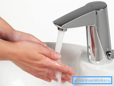 Інфрачервоний датчик включає подачу води в той момент, коли ваші руки наближаються до крану. Інфрачервоний датчик включає подачу води в той момент, коли ваші руки наближаються до крану.