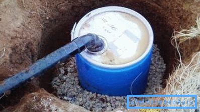 Використання в якості септика бочки не можна назвати оригінальним технічним рішенням, але в якості тимчасового заходу це цілком допустимо Використання в якості септика бочки не можна назвати оригінальним технічним рішенням, але в якості тимчасового заходу це цілком допустимо