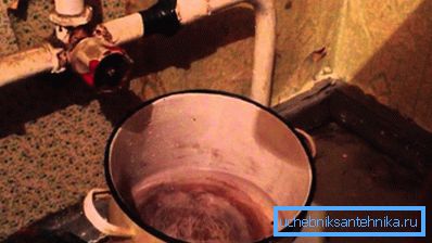 Ізолента в разі протікання навряд чи допоможе. Ізолента в разі протікання навряд чи допоможе.