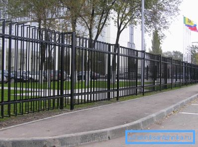 Витончена огорожа з квадратних і прямокутних профілів з антикорозійного стали Витончена огорожа з квадратних і прямокутних профілів з антикорозійного стали