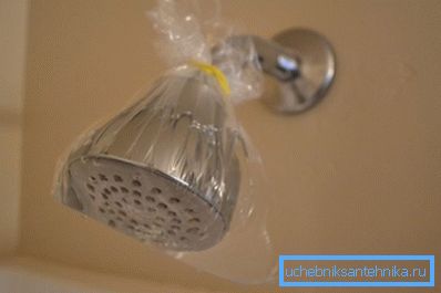 Як очистити душову лійку від вапняного нальоту, якщо вона не знімається? Налийте оцет в пакет і закріпіть його на дощику, залиште на 1-2 години, після добре промийте поверхню Як очистити душову лійку від вапняного нальоту, якщо вона не знімається? Налийте оцет в пакет і закріпіть його на дощику, залиште на 1-2 години, після добре промийте поверхню