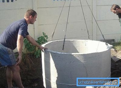 Як встановлюють каналізаційні бетонні кільця автокраном Як встановлюють каналізаційні бетонні кільця автокраном