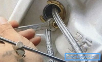 Як закріпити змішувач на раковині? Для цього є спеціальний комплект - дві шпильки, дві металеві шайби особливої конфігурації і прокладка Як закріпити змішувач на раковині? Для цього є спеціальний комплект - дві шпильки, дві металеві шайби особливої конфігурації і прокладка
