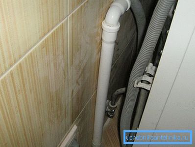 Каналізаційна труба піднята на потрібну висоту Каналізаційна труба піднята на потрібну висоту
