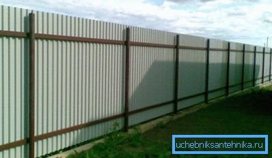 Класичне огорожу садової ділянки з металевого профільованого листа. Класичне огорожу садової ділянки з металевого профільованого листа.