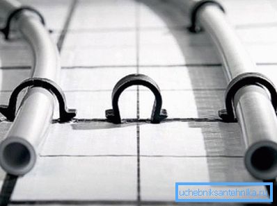 Кліпси надійно фіксують трубу Кліпси надійно фіксують трубу