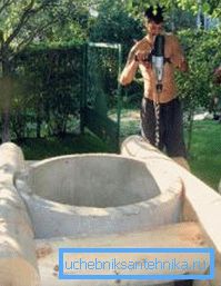 Коли оголовок виведений, глиняний замок споруджений і перевірена вода, можна зайнятися і зовнішнім оформленням своїми руками (фото «А») Коли оголовок виведений, глиняний замок споруджений і перевірена вода, можна зайнятися і зовнішнім оформленням своїми руками (фото «А»)