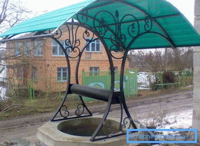 Колодязь модерн, дах виконаний з пластика, навіс з кованого заліза. Колодязь модерн, дах виконаний з пластика, навіс з кованого заліза.