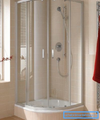 Компактні душові кабіни прекрасно доповнюють собою кутові зони