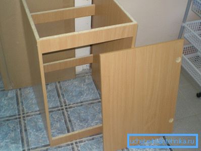 Конструкція подстолья не відрізняється складністю Конструкція подстолья не відрізняється складністю