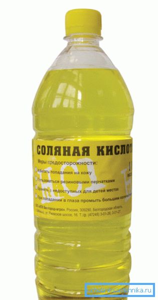 Концентрована соляна кислота продається в поліетиленовій пляшці. Концентрована соляна кислота продається в поліетиленовій пляшці.