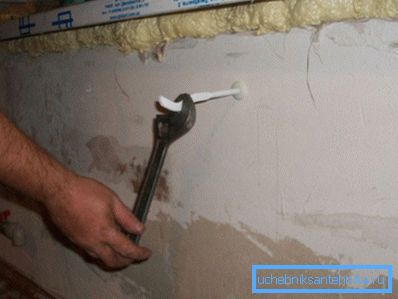 Кронштейни просто вкручуються в підготовлений отвір Кронштейни просто вкручуються в підготовлений отвір