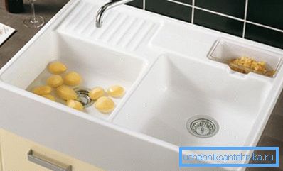 Велика подвійна мийка дуже зручна Велика подвійна мийка дуже зручна