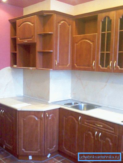 Кухня з вентиляційним виступом Кухня з вентиляційним виступом