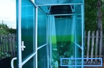 Легка душова кабіна для дачі з роздягальнею з полікарбонату - сучасне рішення, що відрізняється тим, що конструкція пропускає світло Легка душова кабіна для дачі з роздягальнею з полікарбонату - сучасне рішення, що відрізняється тим, що конструкція пропускає світло