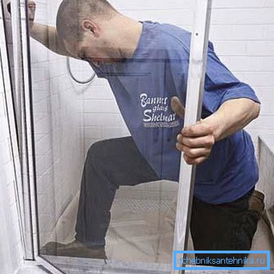 Лист просто вставляється в установлений профіль Лист просто вставляється в установлений профіль