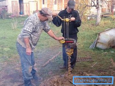 Любительське фото буріння абиссинской свердловини, яку часто називають голкою Любительське фото буріння абиссинской свердловини, яку часто називають голкою