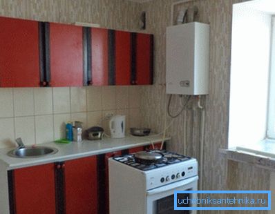 Любительське фото газового котла, який встановлений в квартирі багатоповерхового будинку Любительське фото газового котла, який встановлений в квартирі багатоповерхового будинку