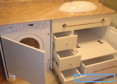 Любительське фото оригінальної тумби під раковину, яка передбачає розміщення безлічі скриньок і побутової техніки Любительське фото оригінальної тумби під раковину, яка передбачає розміщення безлічі скриньок і побутової техніки