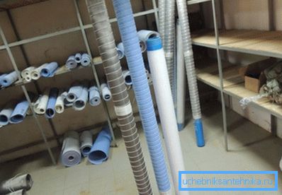 Любительське фото різних магазинних виробів, які використовують при створенні водопроводу на основі свердловини Любительське фото різних магазинних виробів, які використовують при створенні водопроводу на основі свердловини