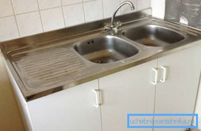 Любительське фото типовий мийки, встановленої на спеціальну тумбу Любительське фото типовий мийки, встановленої на спеціальну тумбу