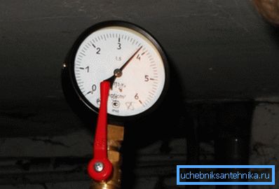 Манометр на фото показує 3,8 кгс / см2. Значення цілком штатний. Манометр на фото показує 3,8 кгс / см2. Значення цілком штатний.