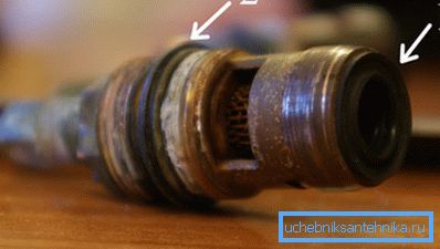 Місця розташування гумових прокладок на запірному механізмі змішувача, при пошкодженні яких практично завжди виникає дефект даного типу Місця розташування гумових прокладок на запірному механізмі змішувача, при пошкодженні яких практично завжди виникає дефект даного типу