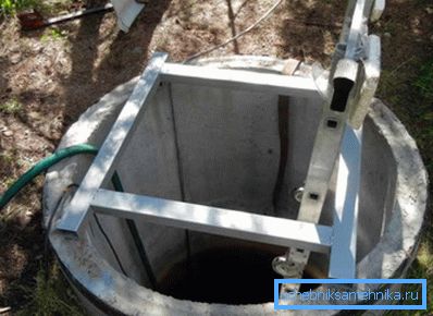 Металева рама для утримання глибинного насоса. Металева рама для утримання глибинного насоса.