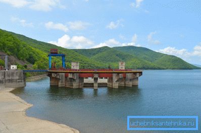 Багато підприємств мають власний водозабір. Багато підприємств мають власний водозабір.