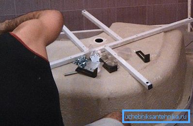 Монтаж металевої рами і чаші піддону Монтаж металевої рами і чаші піддону