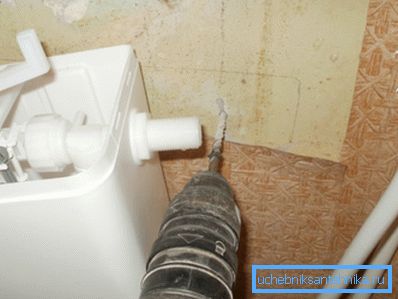 Монтаж пластикового зливного бачка на стінну поверхню Монтаж пластикового зливного бачка на стінну поверхню