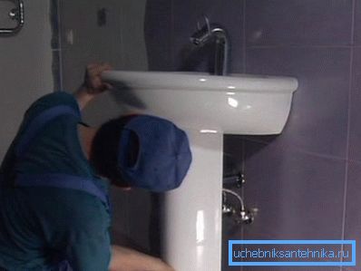 Монтаж пластикових елементів умивальника Монтаж пластикових елементів умивальника