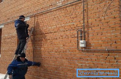 Монтаж сталевої системи для транспортування газу Монтаж сталевої системи для транспортування газу