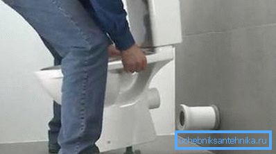 Монтаж унітазу на заздалегідь закріплені кронштейни Монтаж унітазу на заздалегідь закріплені кронштейни