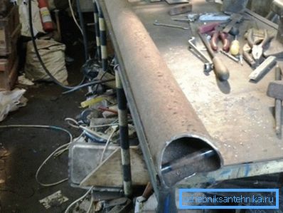 Монтуємо вісь заслінки і саму заслінку. Монтуємо вісь заслінки і саму заслінку.