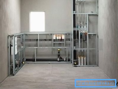 Можна зробити каркас і приховати всі комунікації, але важливо залишити люки в потрібних місцях Можна зробити каркас і приховати всі комунікації, але важливо залишити люки в потрібних місцях