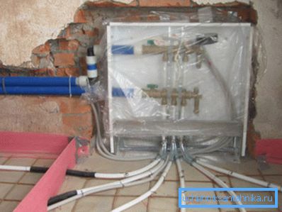 Можна заховати труби в стягуванні підлоги на етапі чорнової обробки або капітального ремонту. Можна заховати труби в стягуванні підлоги на етапі чорнової обробки або капітального ремонту.